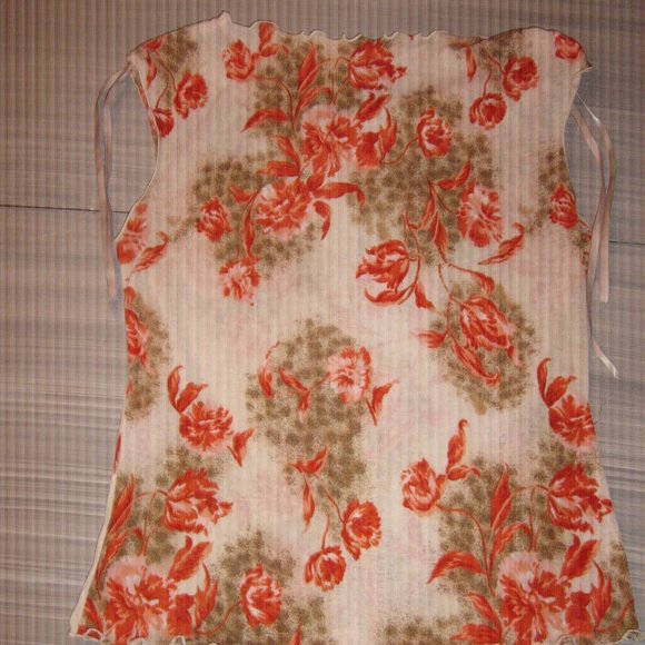 Ladies Floral Top Size Medium. $5.00 AS AN ADD ON - Picture 1 of 2